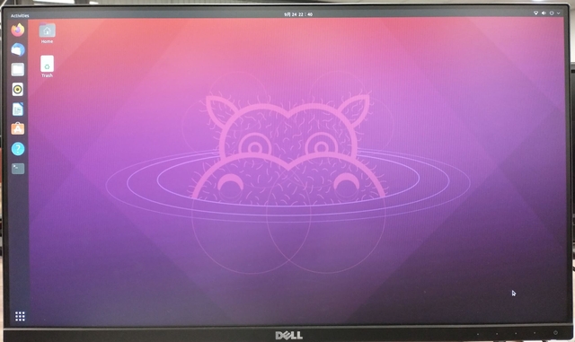 Ubuntuのデスクトップイメージ。WindowsやMacのようにGUIでマウス操作可能